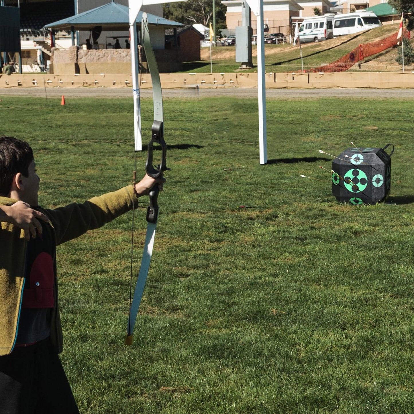 VEVOR Archery Target Block, 15"x15" All-Side Block Target Block, Outdoor Portable Crossbow Target with Carry Handle, Easy Arrow Removal, Great Visibility, Lightweight, Easy to Transport, Black